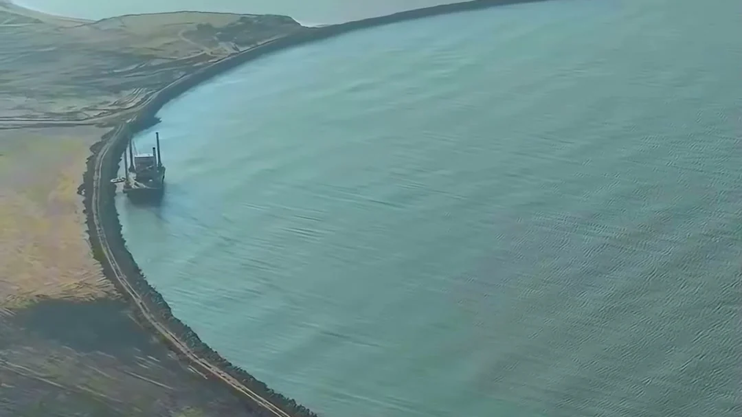 Изгиб насыпи, уходящей в море