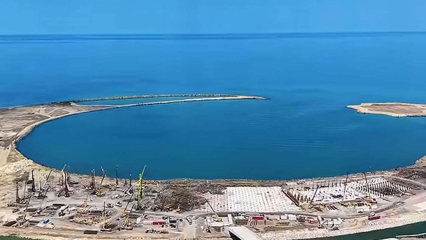 Ada yanında sahildə işarələnmiş sahələr