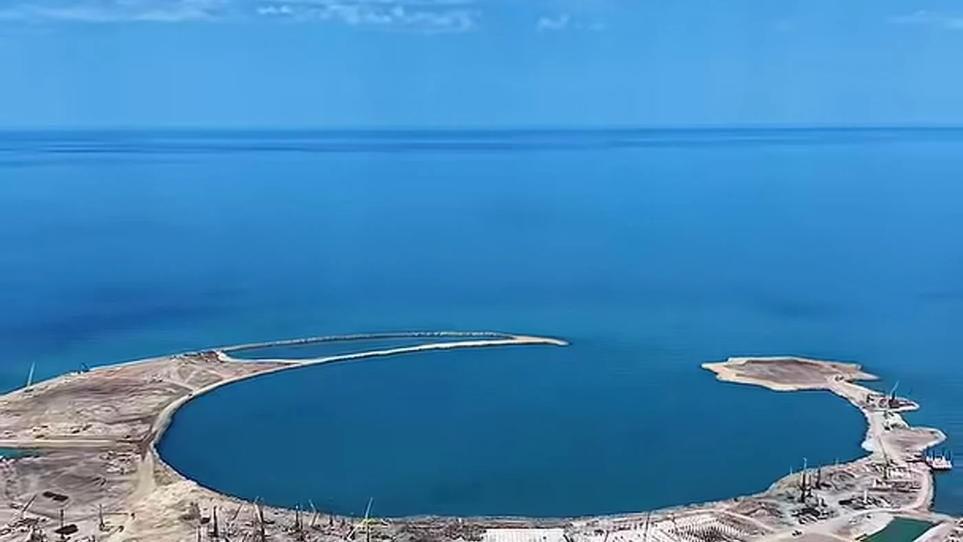 The island's arc and the lagoon inside